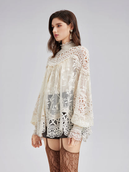 Yoğun Dantelli ve Pencereli Bluz