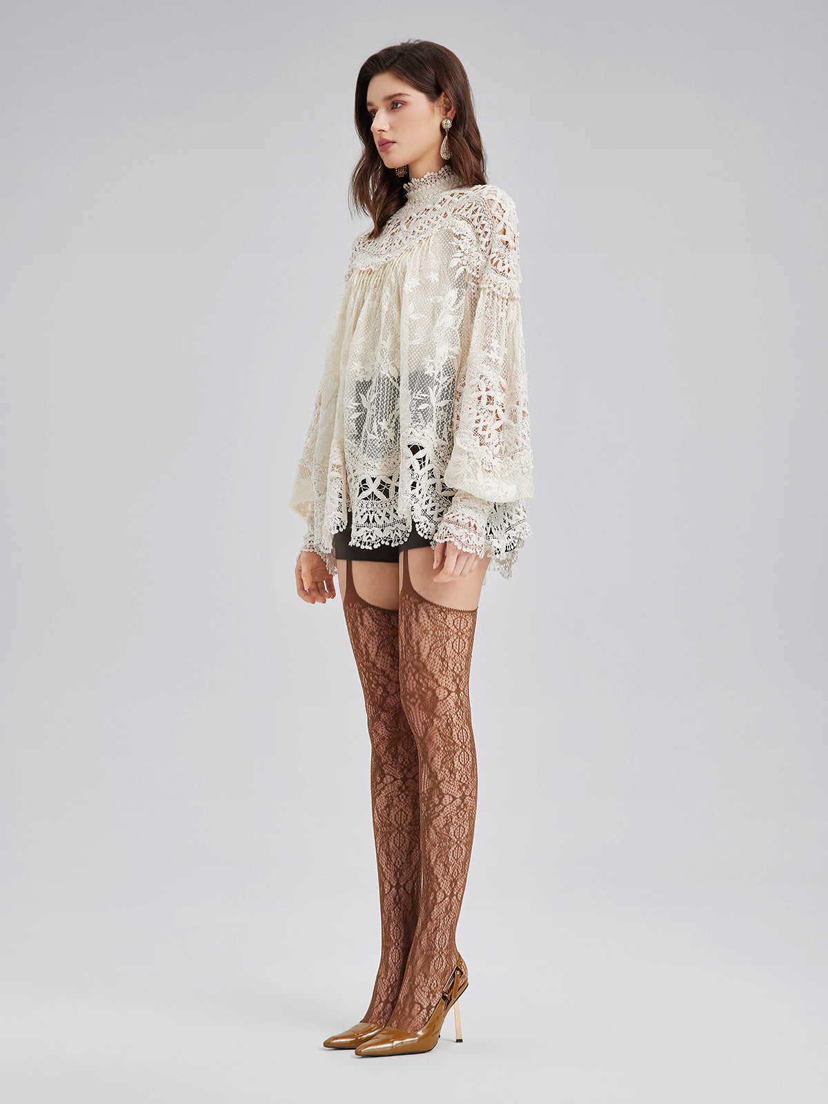 Yoğun Dantelli ve Pencereli Bluz