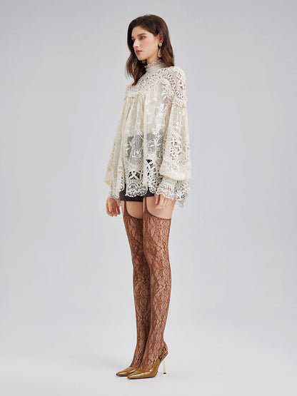 Yoğun Dantelli ve Pencereli Bluz