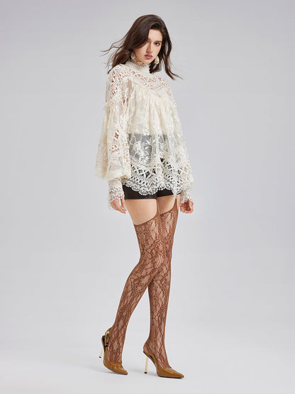 Yoğun Dantelli ve Pencereli Bluz