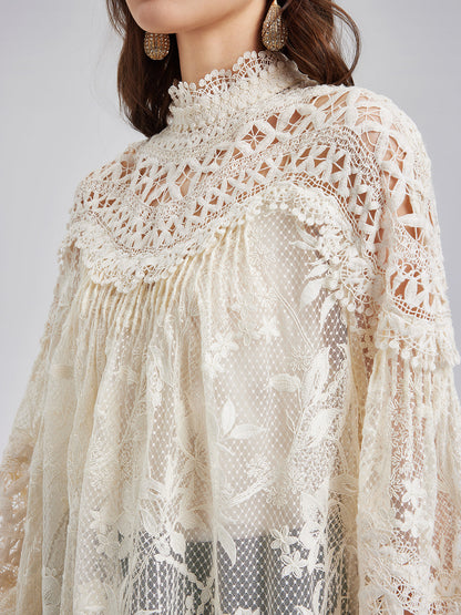 Yoğun Dantelli ve Pencereli Bluz