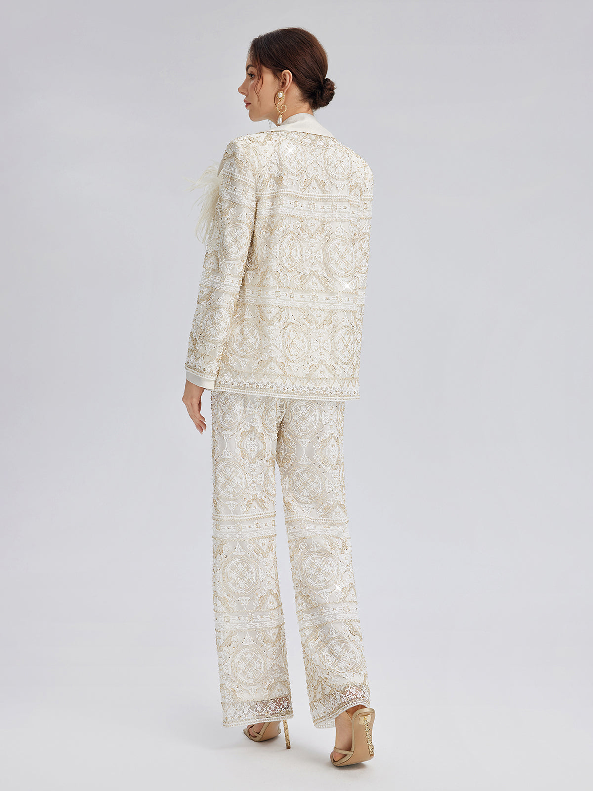 Yoğun Nakışlı Pullu Ceket (Tüy Broş Dahil)