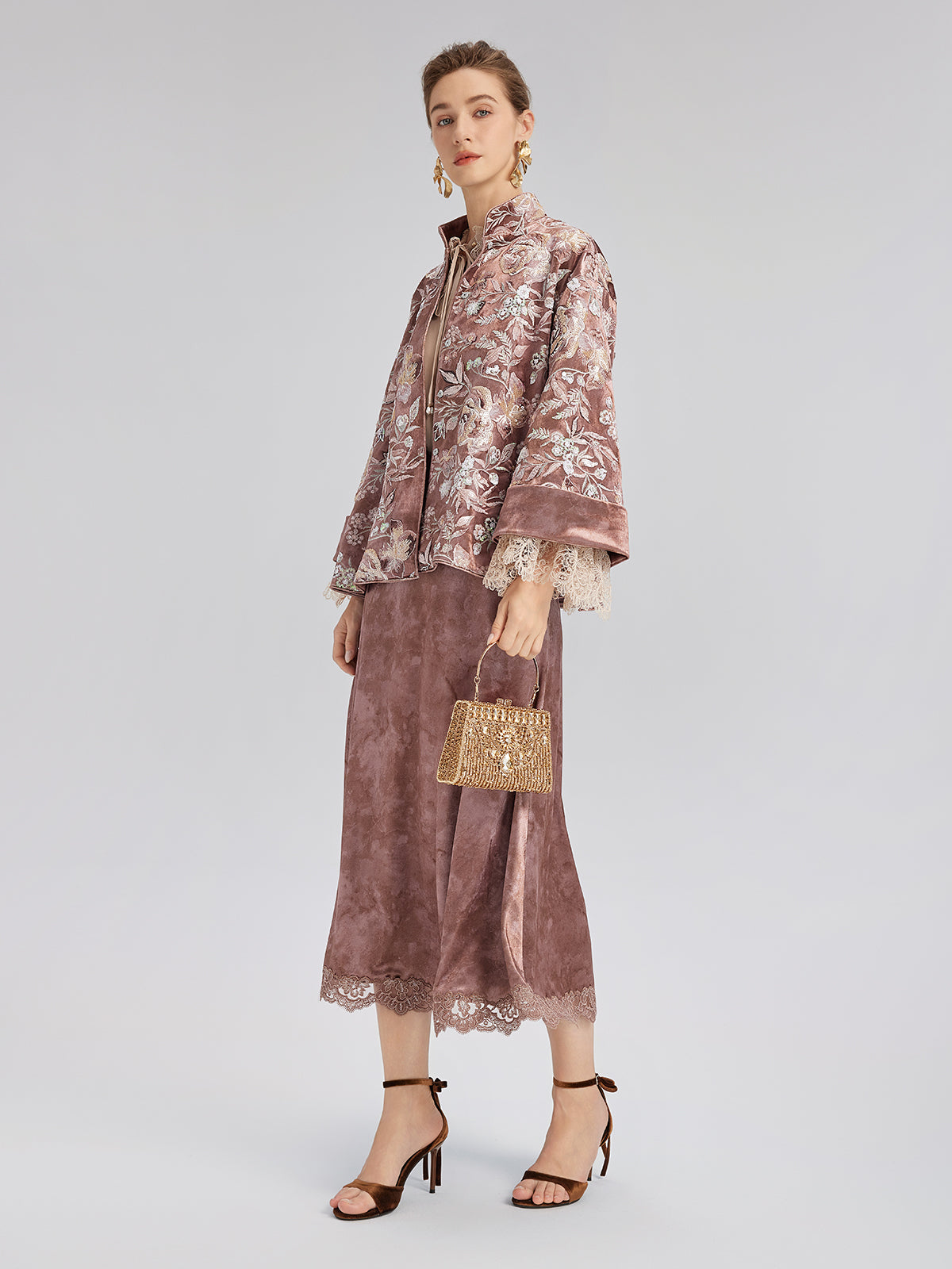 Kadife Pullu Çiçek Nakışlı Ceket