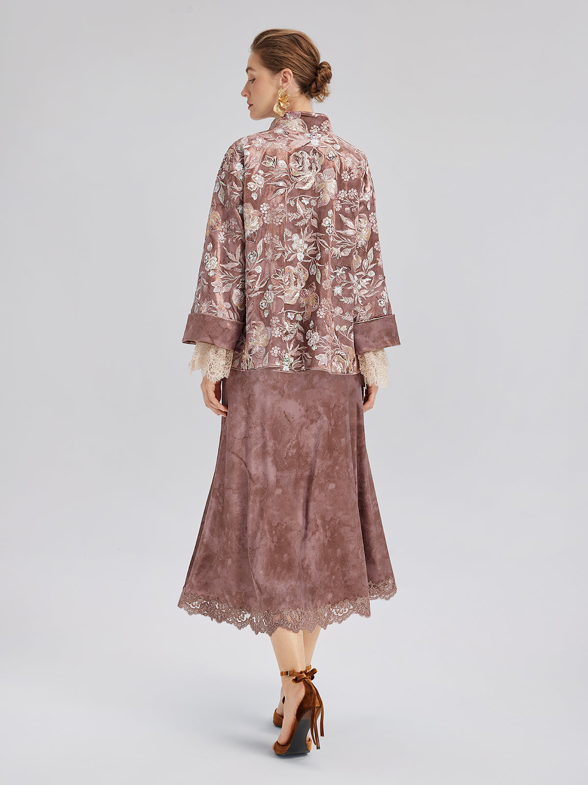 Kadife Pullu Çiçek Nakışlı Ceket