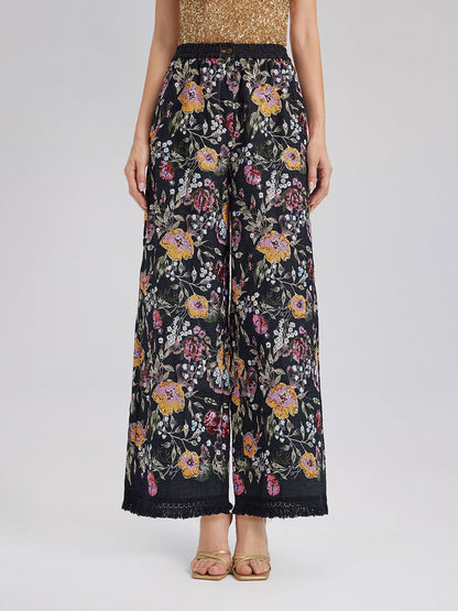 Pullu Nakışlı Kesik Paça Kot Pantolon