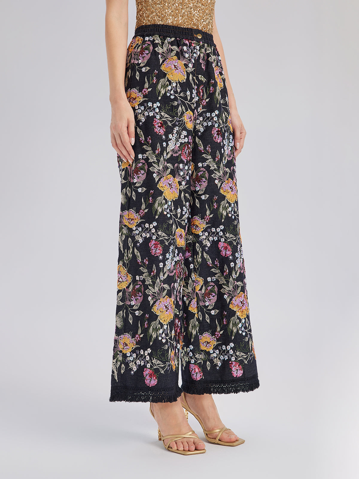 Pullu Nakışlı Kesik Paça Kot Pantolon