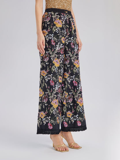 Pullu Nakışlı Kesik Paça Kot Pantolon