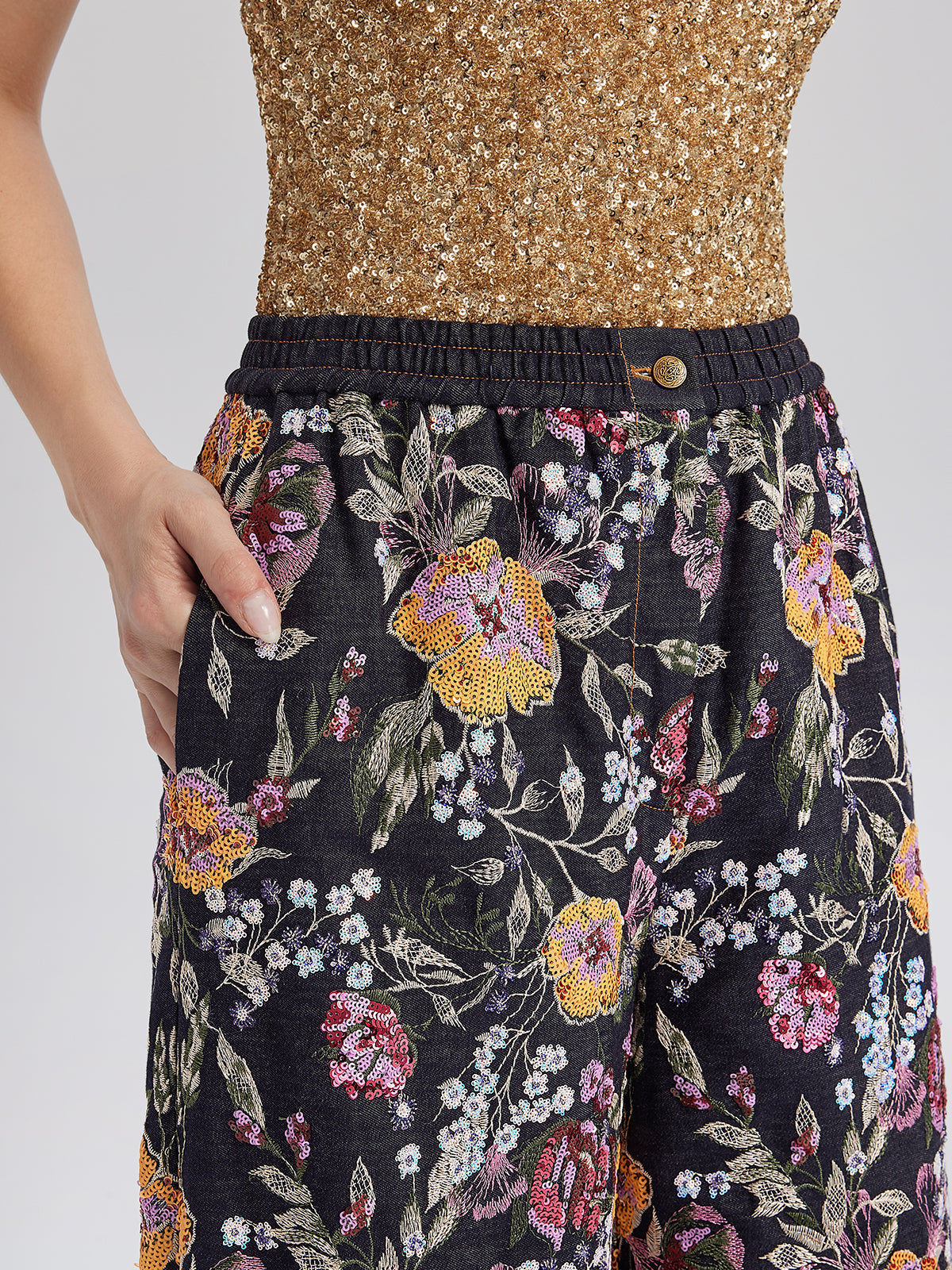 Pullu Nakışlı Kesik Paça Kot Pantolon