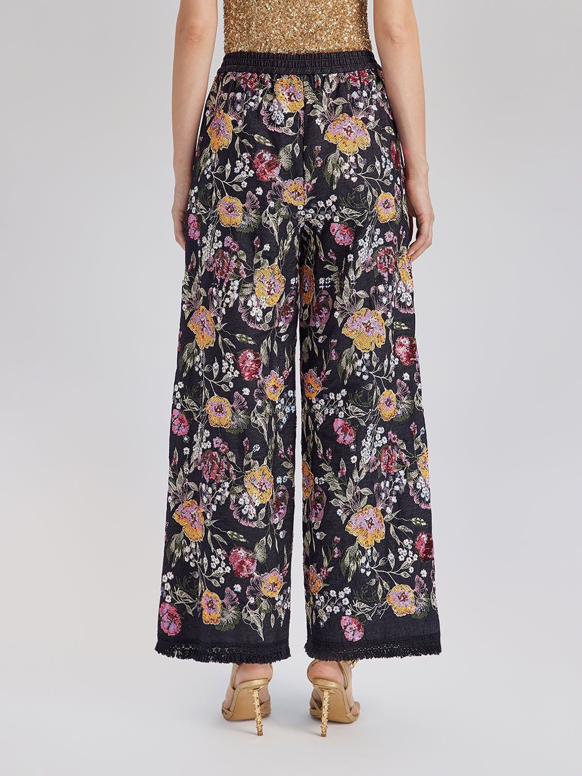 Pullu Nakışlı Kesik Paça Kot Pantolon