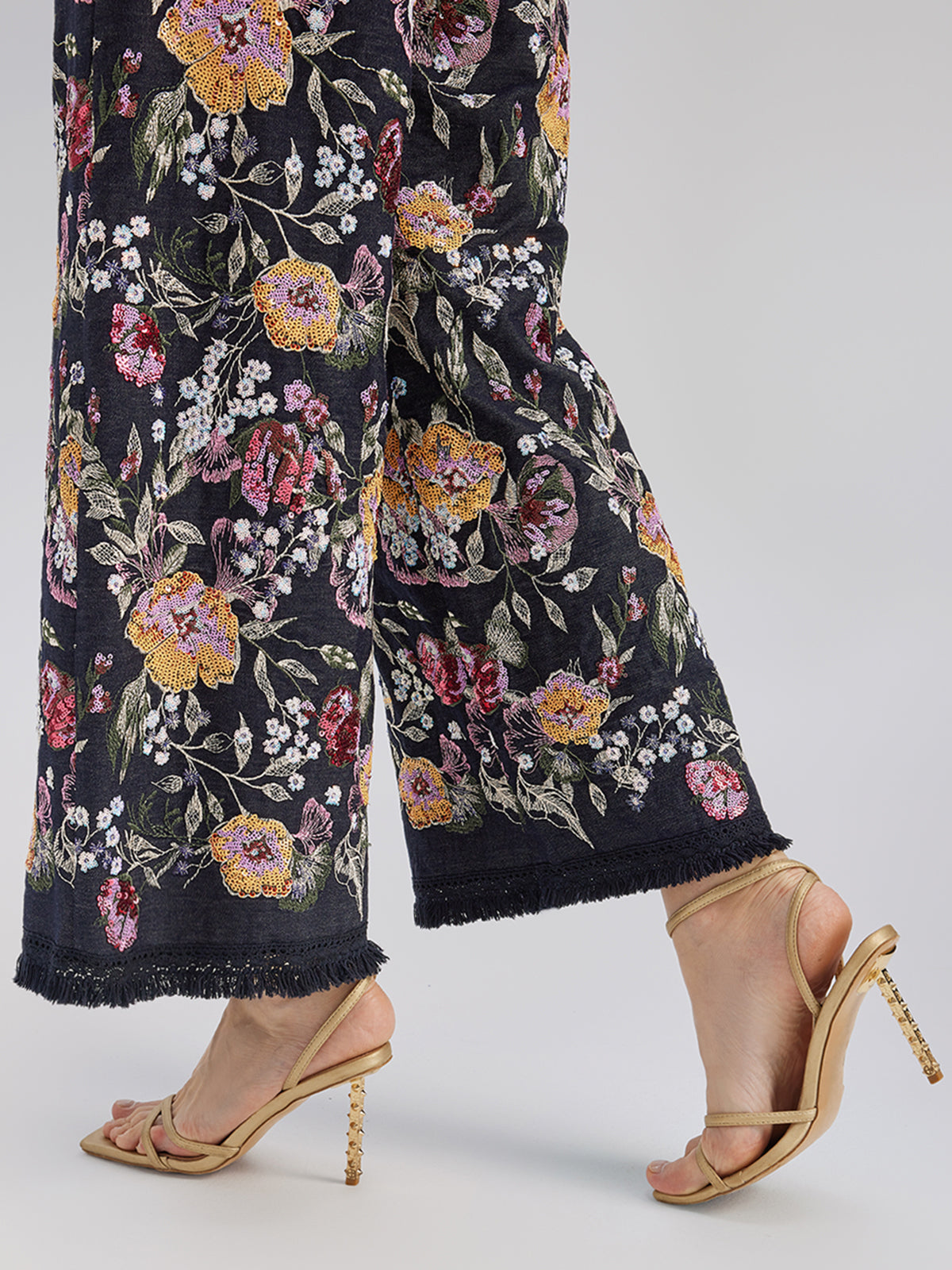 Pullu Nakışlı Kesik Paça Kot Pantolon