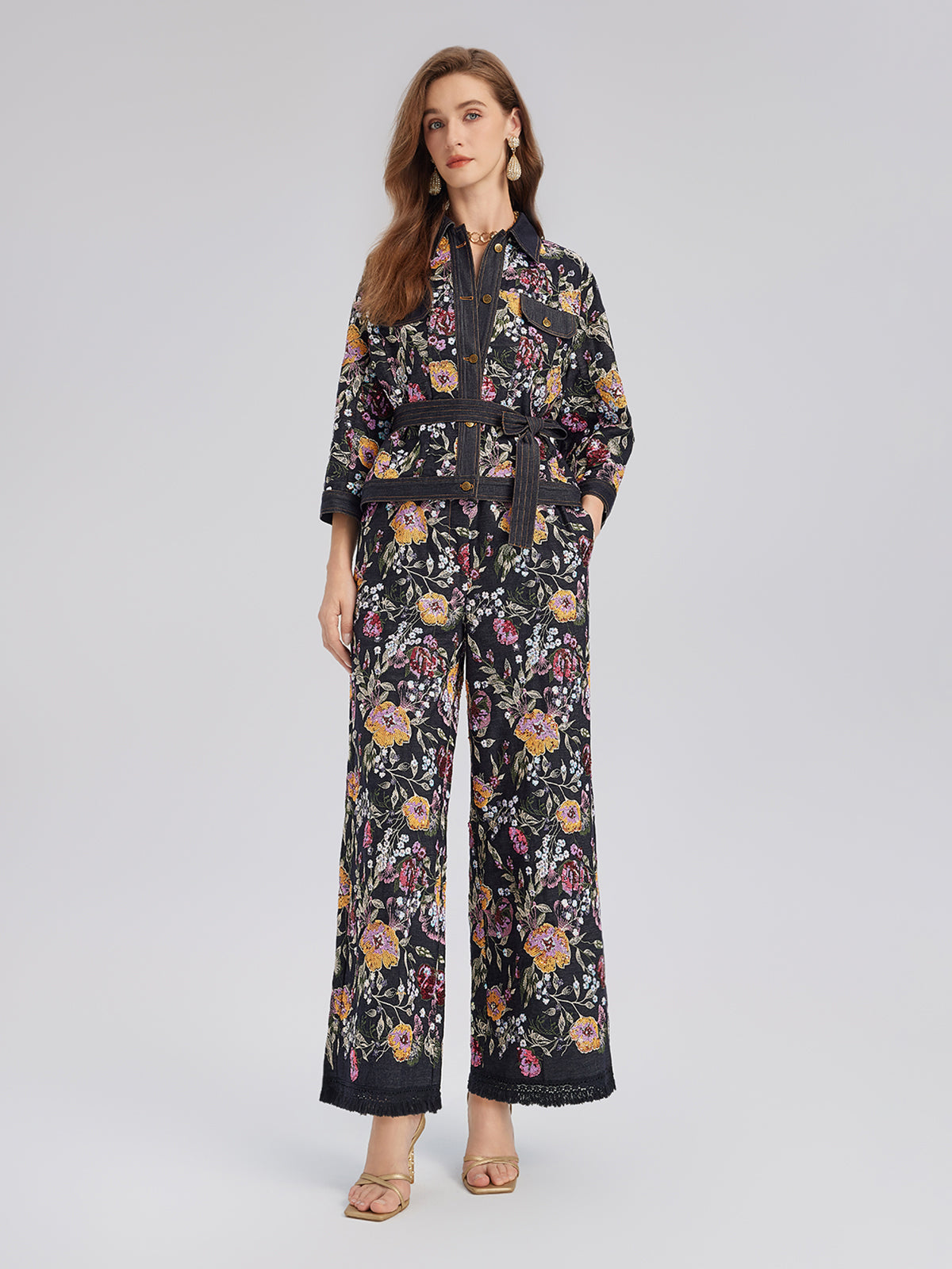 Pullu Nakışlı Kesik Paça Kot Pantolon