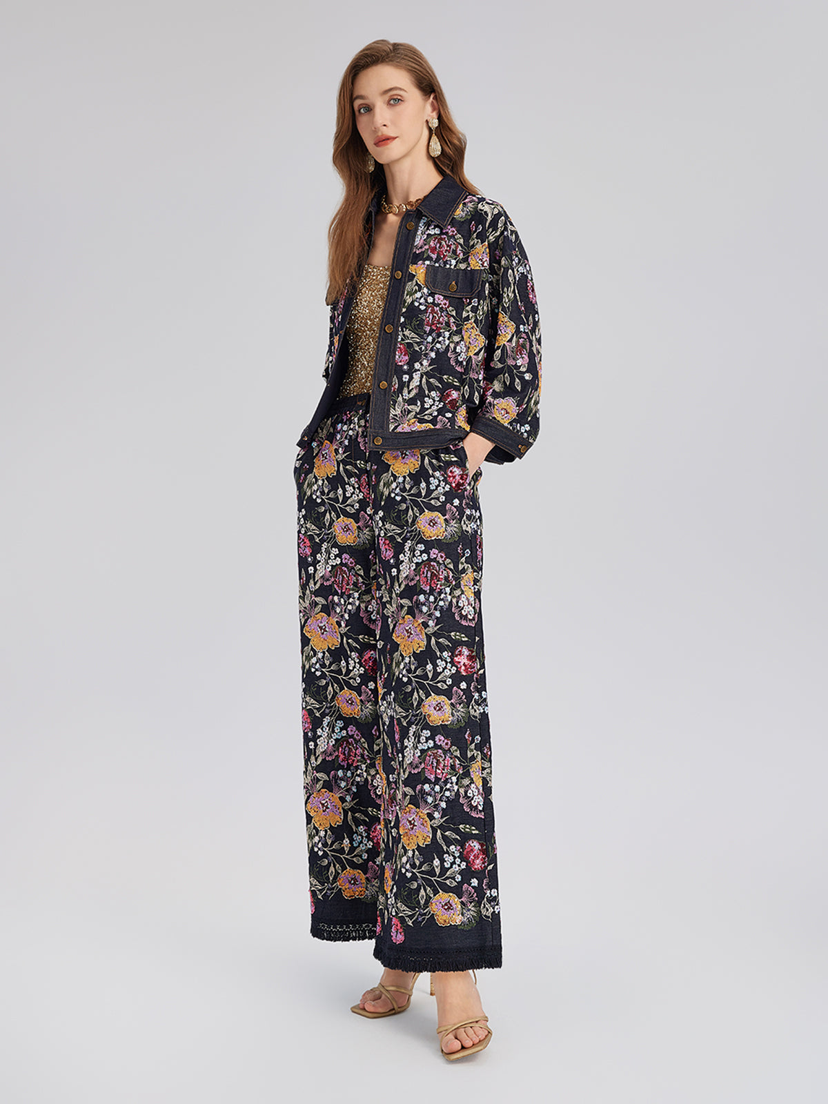 Pullu Nakışlı Kesik Paça Kot Pantolon