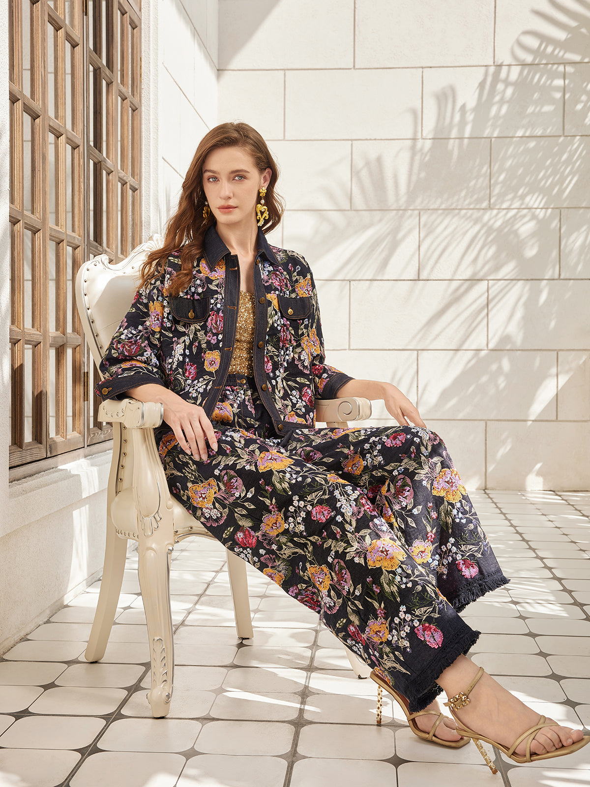 Pullu Nakışlı Kesik Paça Kot Pantolon