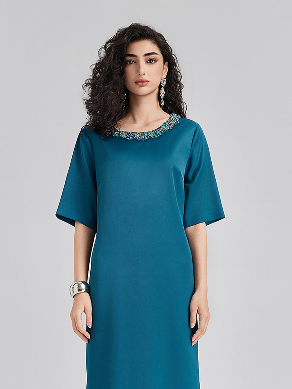 Yoğun Kristal Taşlı Şık Saten Elbise