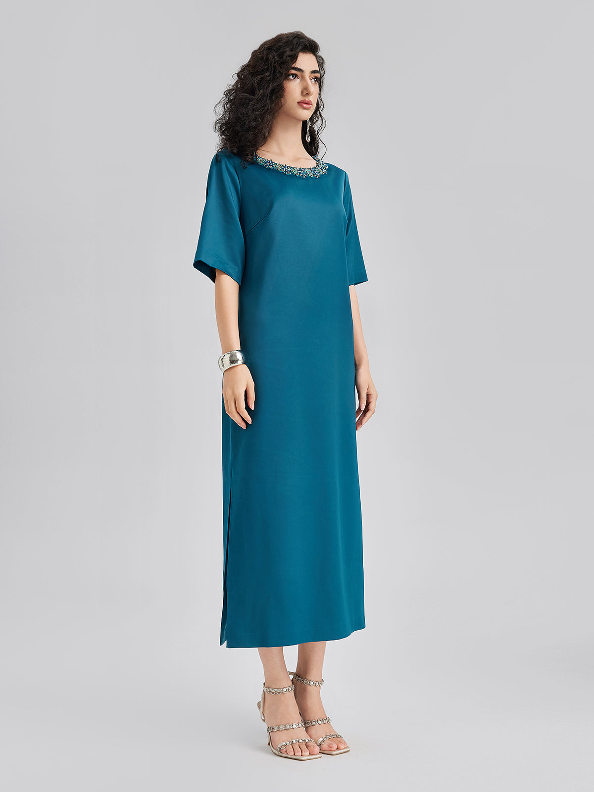 Yoğun Kristal Taşlı Şık Saten Elbise