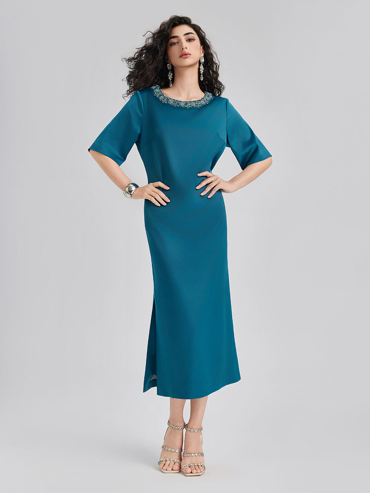 Yoğun Kristal Taşlı Şık Saten Elbise