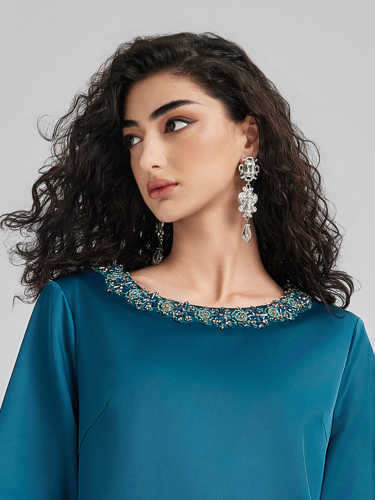 Yoğun Kristal Taşlı Şık Saten Elbise