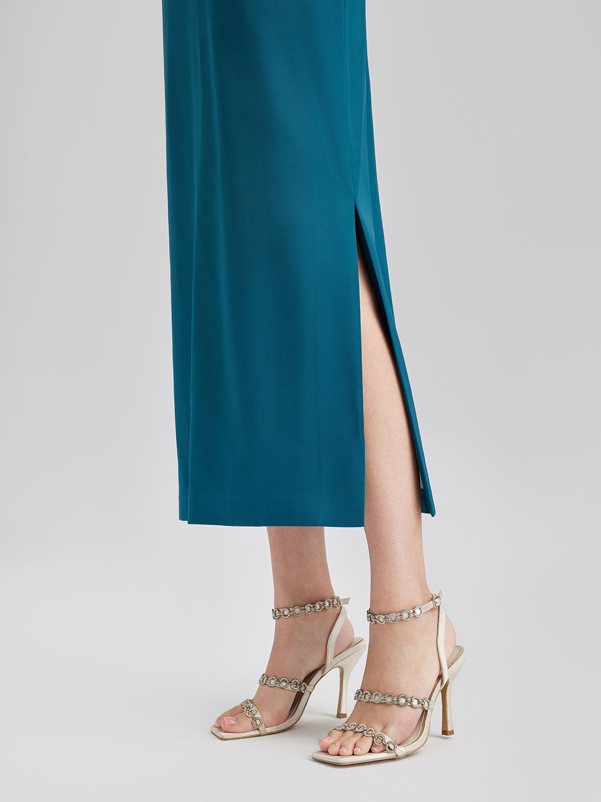 Yoğun Kristal Taşlı Şık Saten Elbise