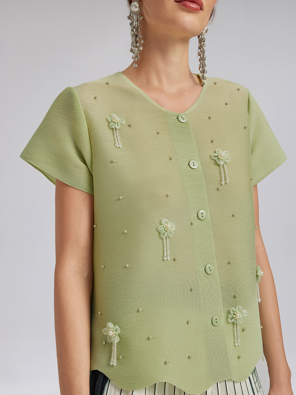 Püsküllü Çiçekli Pileli Boncuklu V Yaka Bluz