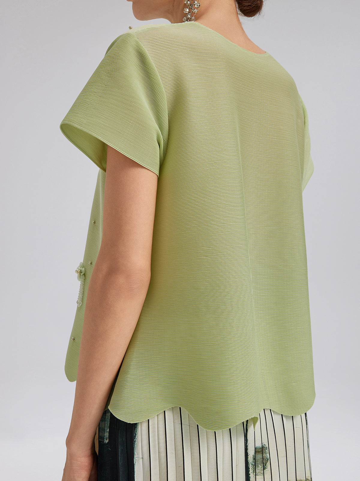 Püsküllü Çiçekli Pileli Boncuklu V Yaka Bluz