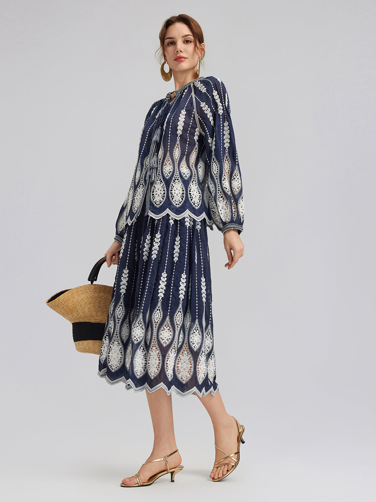 Yoğun Püskül Nakışlı Pencereli Bluz