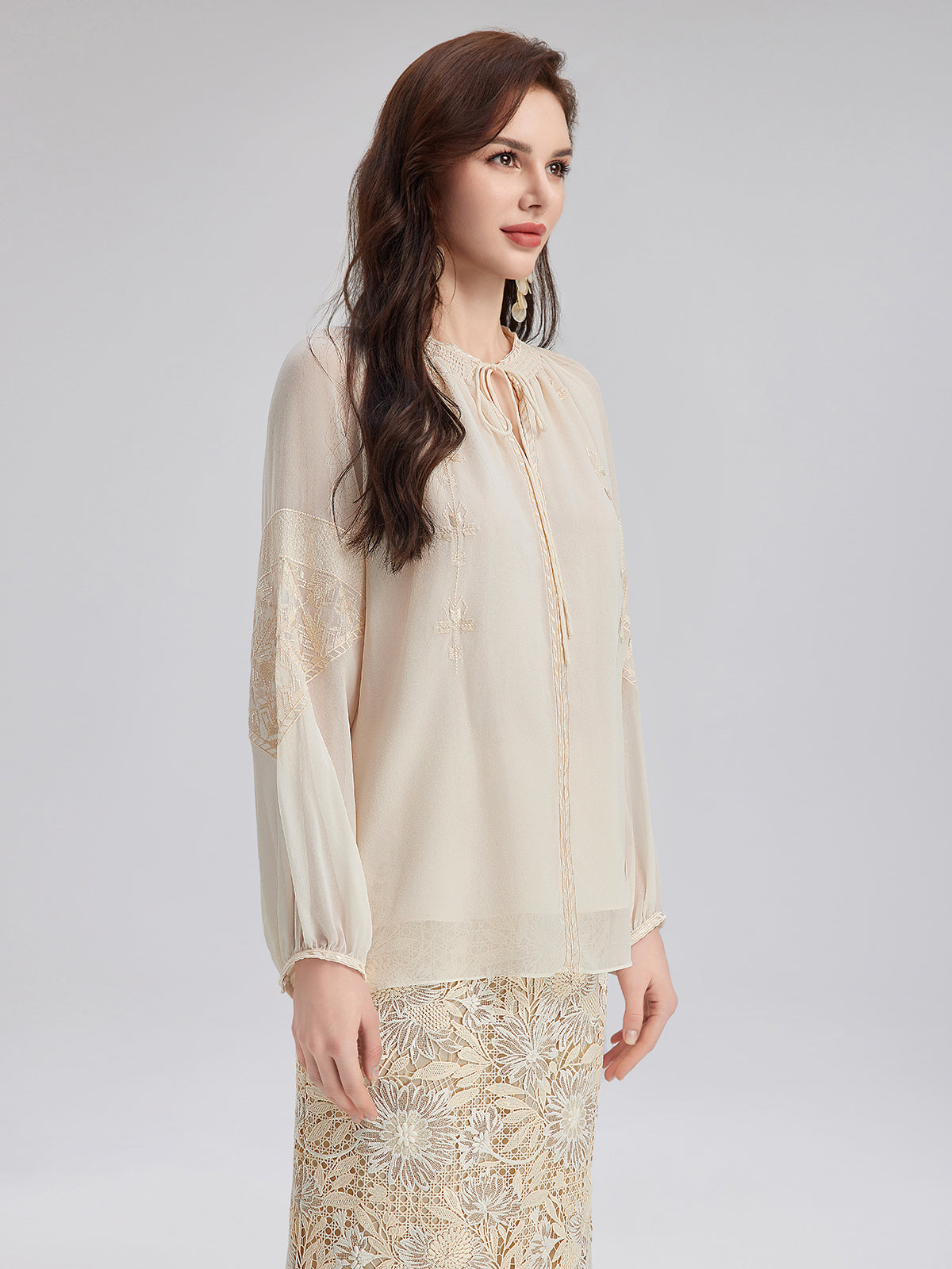 İpek Pileli Nakışlı Gömlek