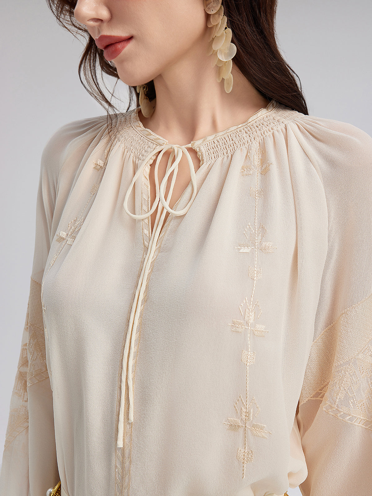 İpek Pileli Nakışlı Gömlek