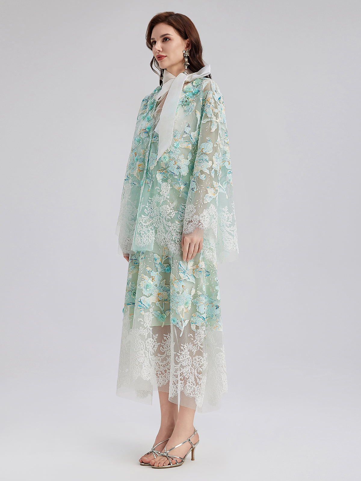 El Yapımı Dantel Nakışlı V Yaka Ceket