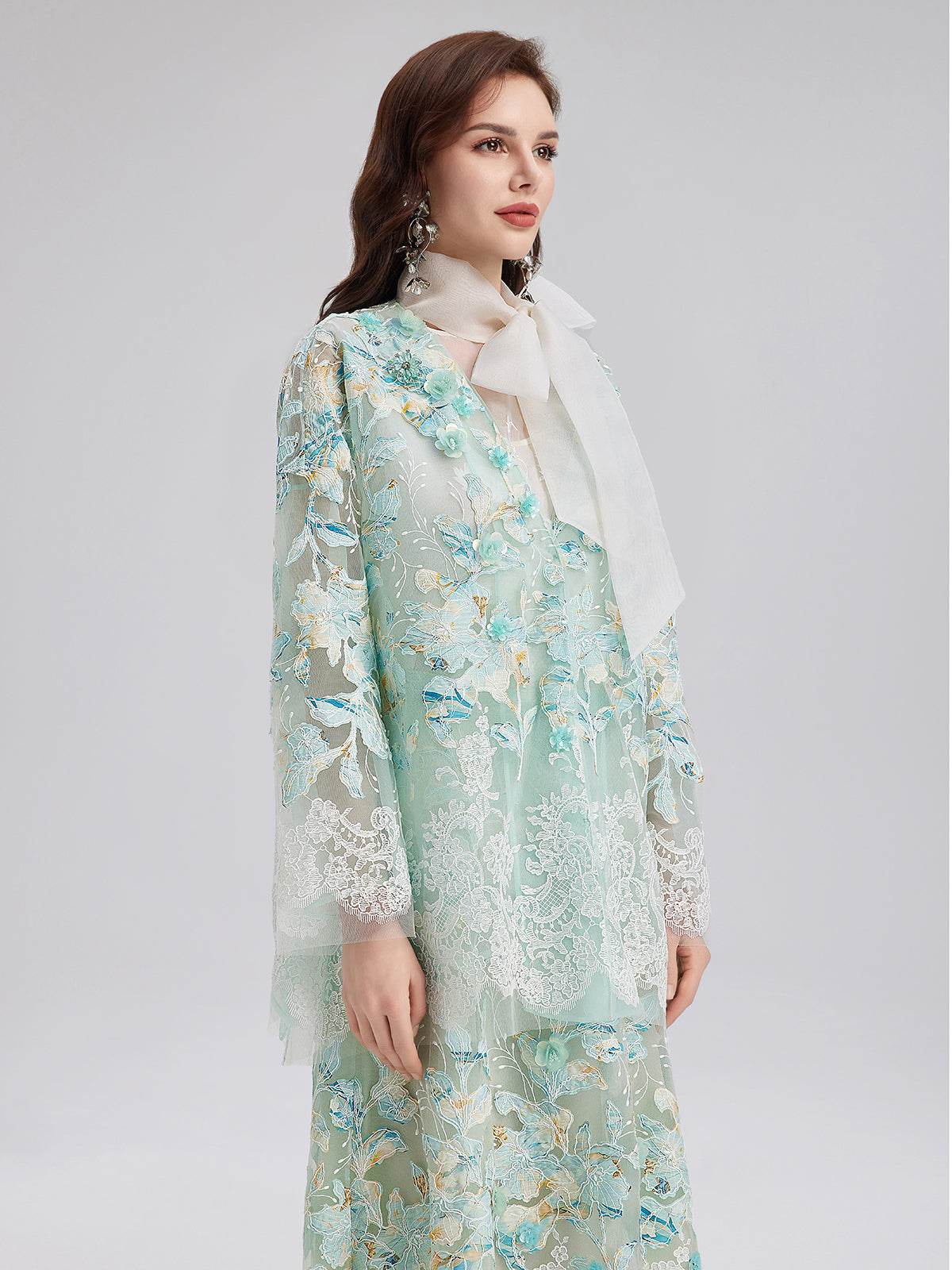 El Yapımı Dantel Nakışlı V Yaka Ceket