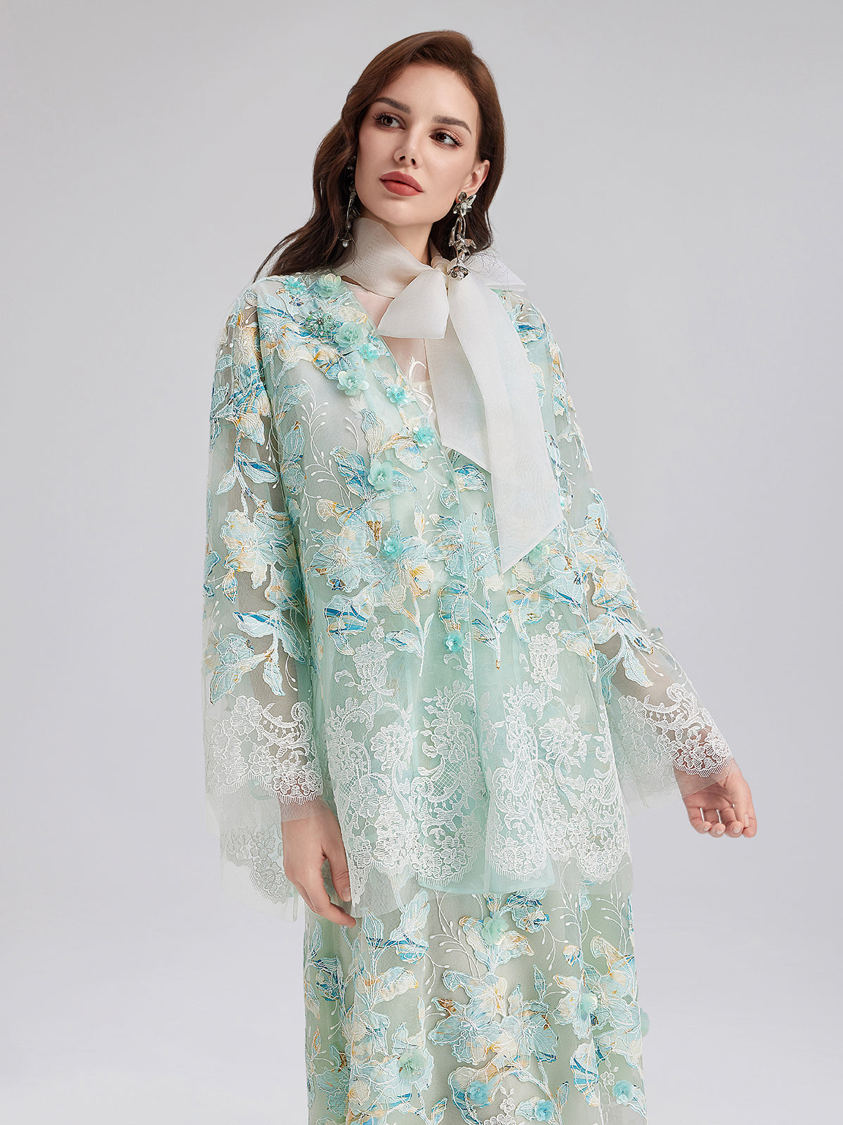 El Yapımı Dantel Nakışlı V Yaka Ceket