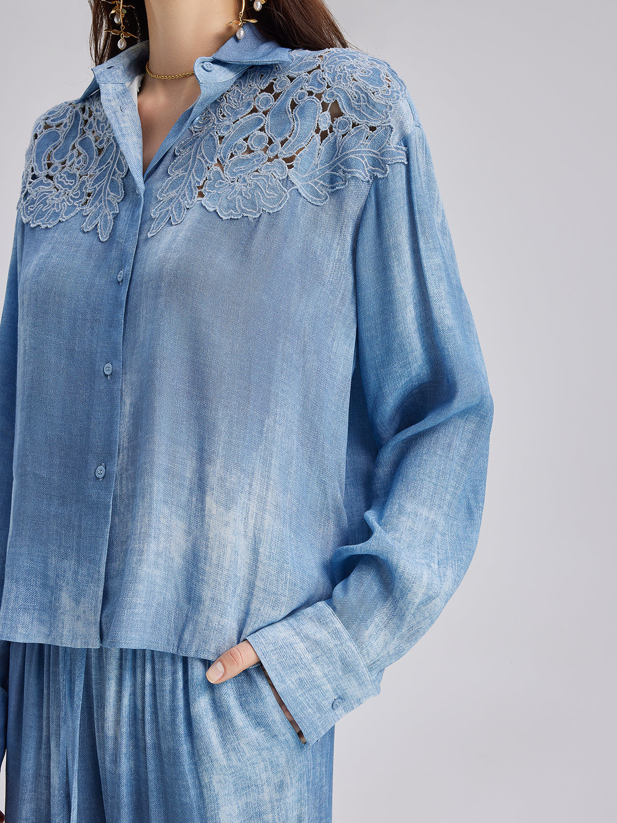 Aplike Nakışlı Kot Renk Geçişli Gömlek