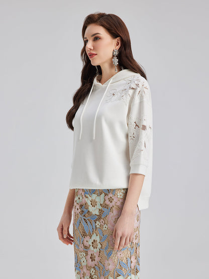 Özel Pencereli Nakışlı Kısa Kollu Kapüşonlu