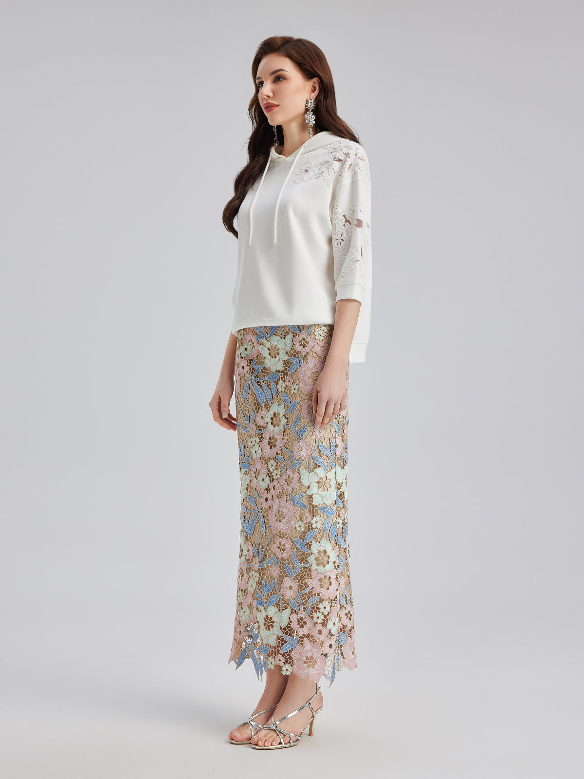 Özel Pencereli Nakışlı Kısa Kollu Kapüşonlu