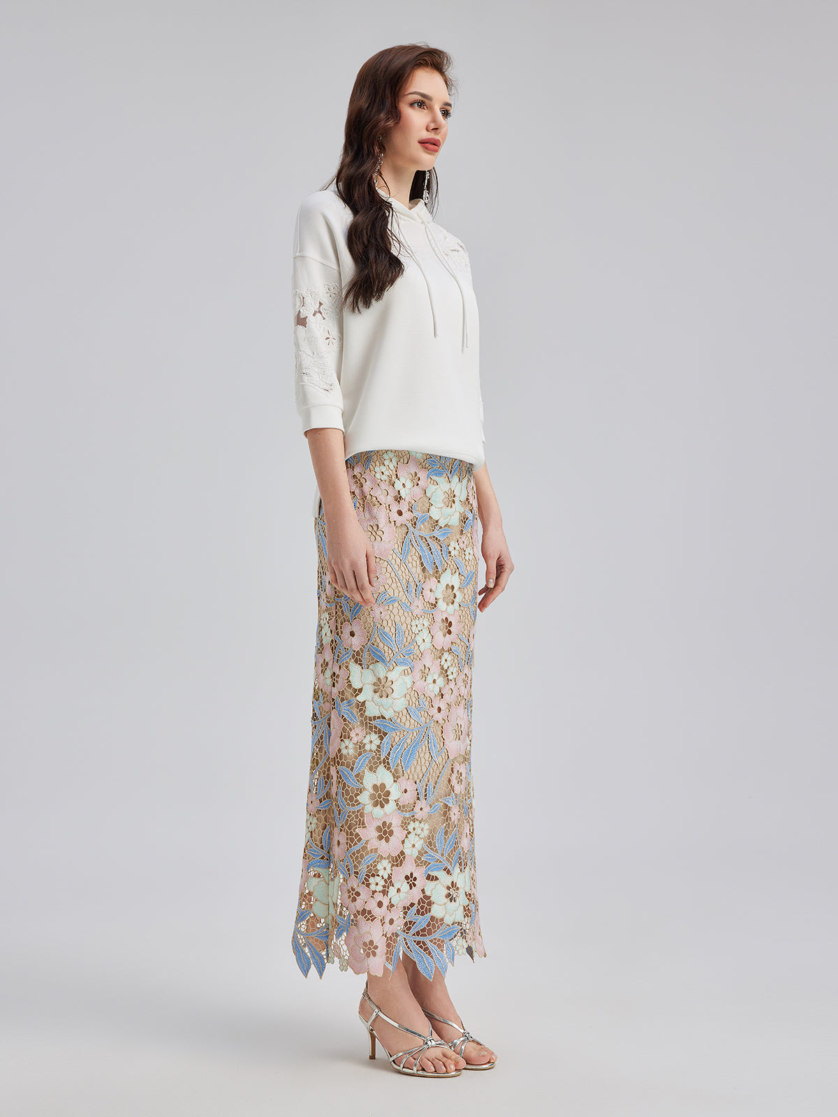 Özel Pencereli Nakışlı Kısa Kollu Kapüşonlu