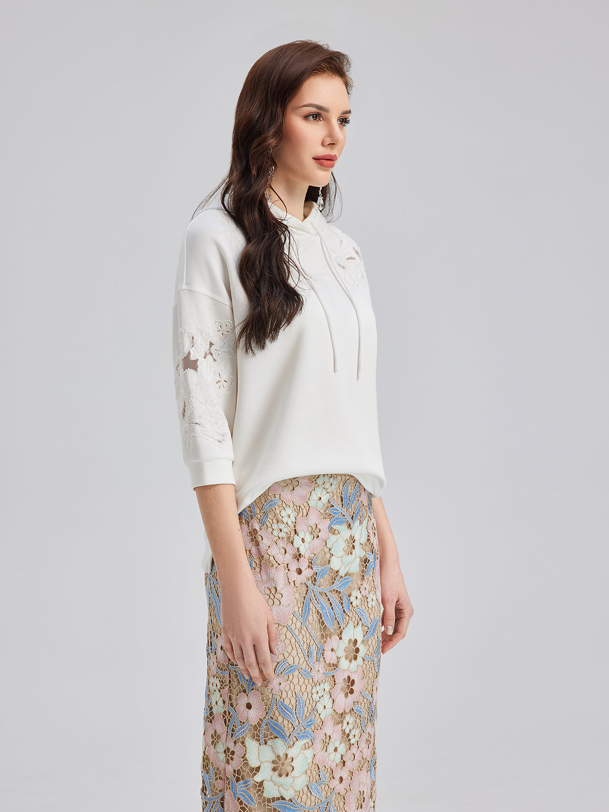 Özel Pencereli Nakışlı Kısa Kollu Kapüşonlu