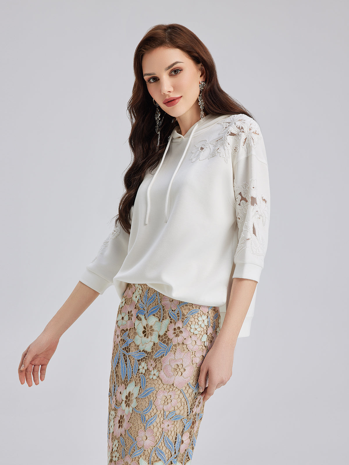 Özel Pencereli Nakışlı Kısa Kollu Kapüşonlu