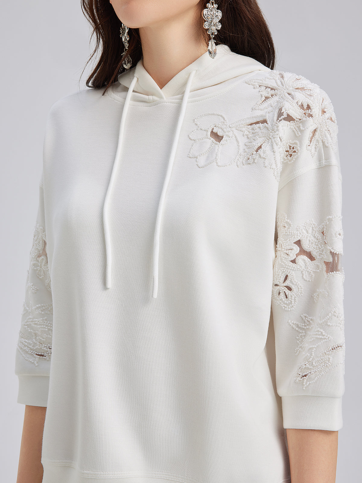 Özel Pencereli Nakışlı Kısa Kollu Kapüşonlu