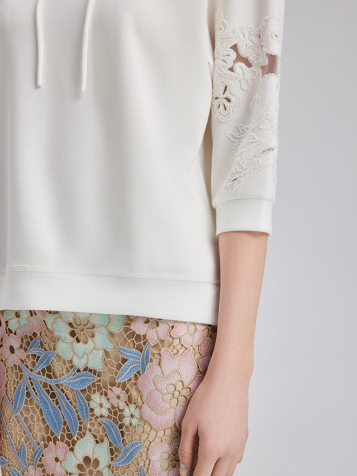 Özel Pencereli Nakışlı Kısa Kollu Kapüşonlu