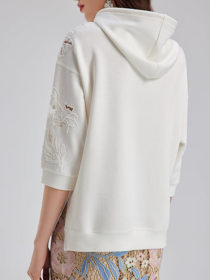 Özel Pencereli Nakışlı Kısa Kollu Kapüşonlu