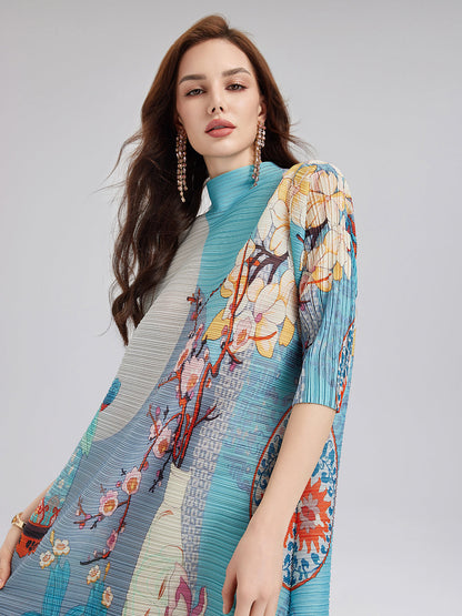 Sanatsal Desenli Pileli Dik Yaka Elbise