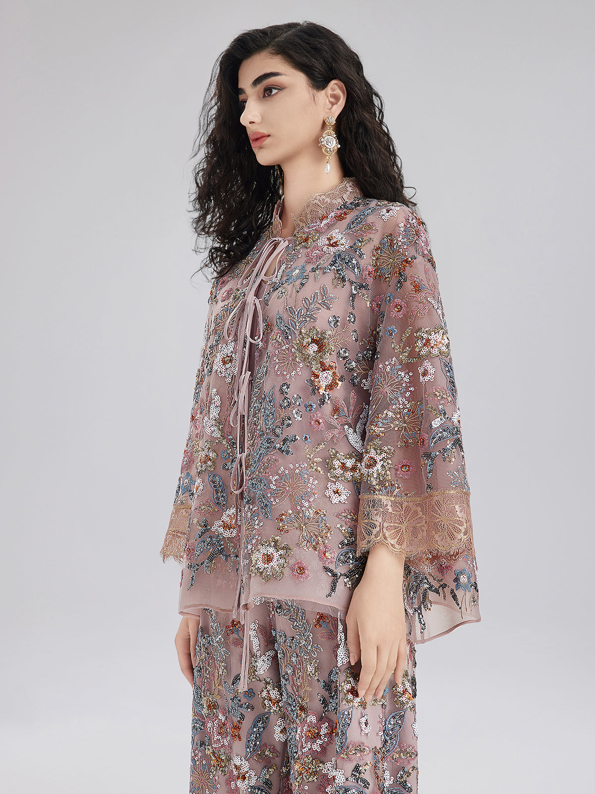 Çok Renkli Pullu Nakışlı Bluz