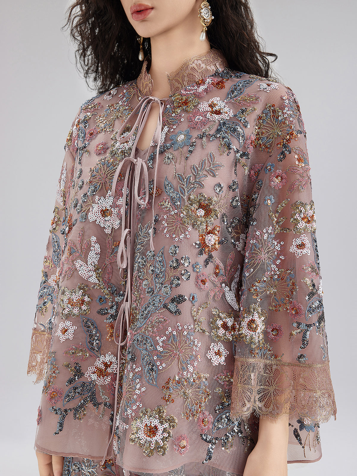 Çok Renkli Pullu Nakışlı Bluz