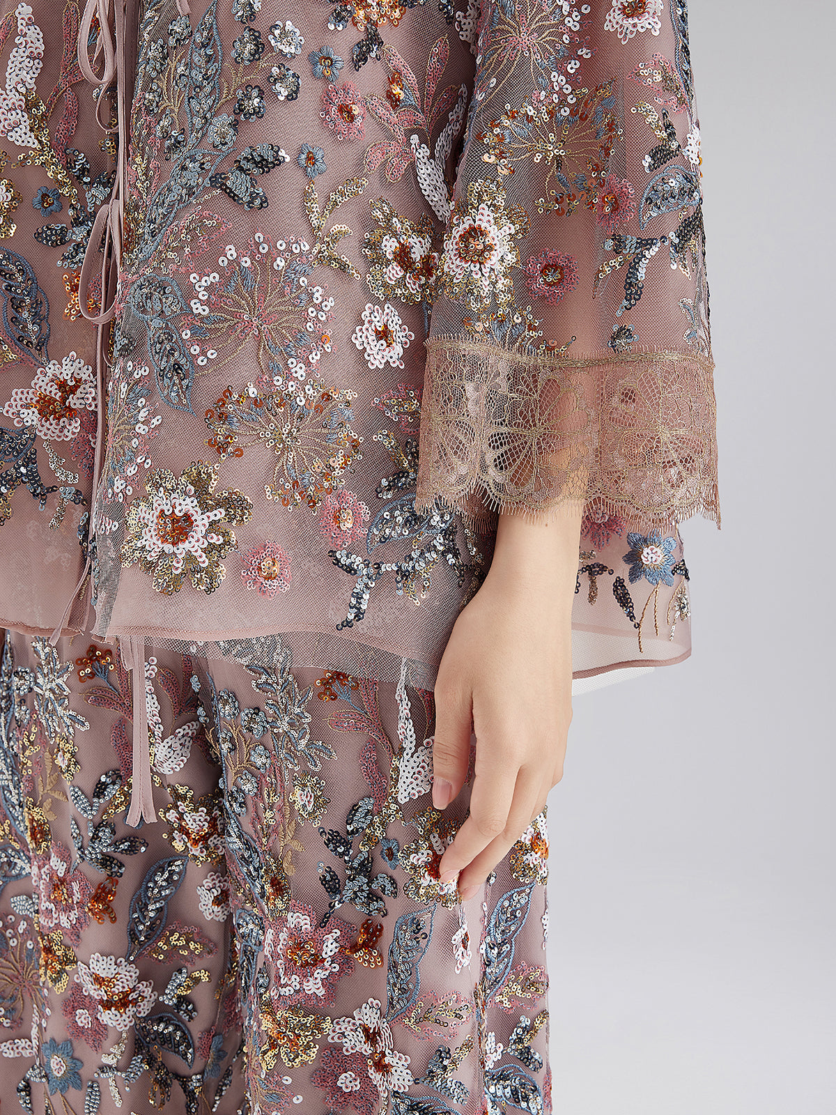 Çok Renkli Pullu Nakışlı Bluz