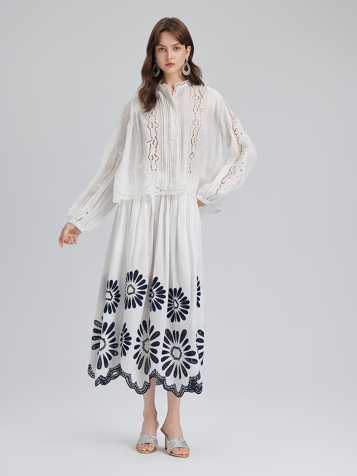 Pileli Delik İşlemeli Nakışlı Bluz