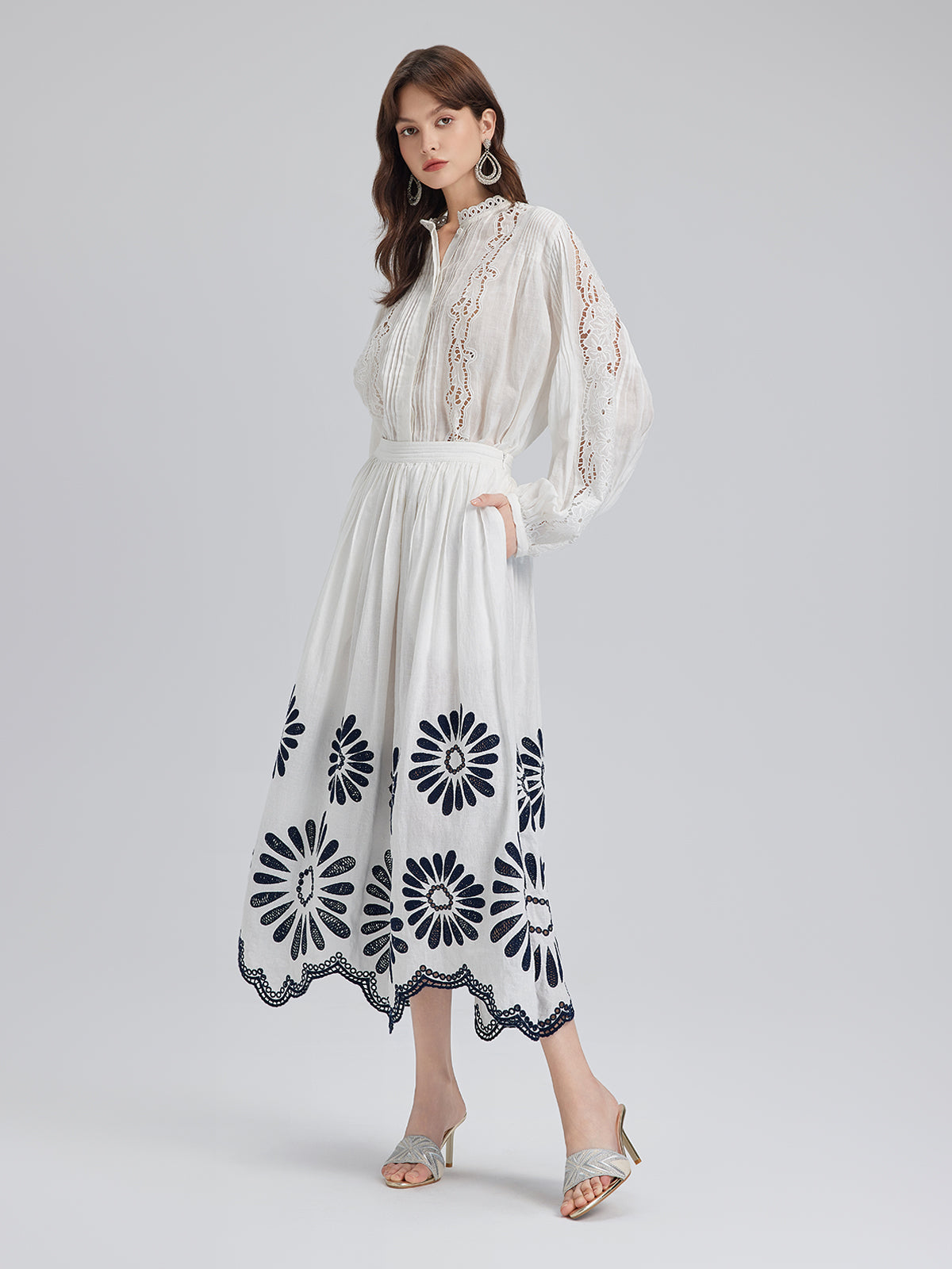 Pileli Delik İşlemeli Nakışlı Bluz