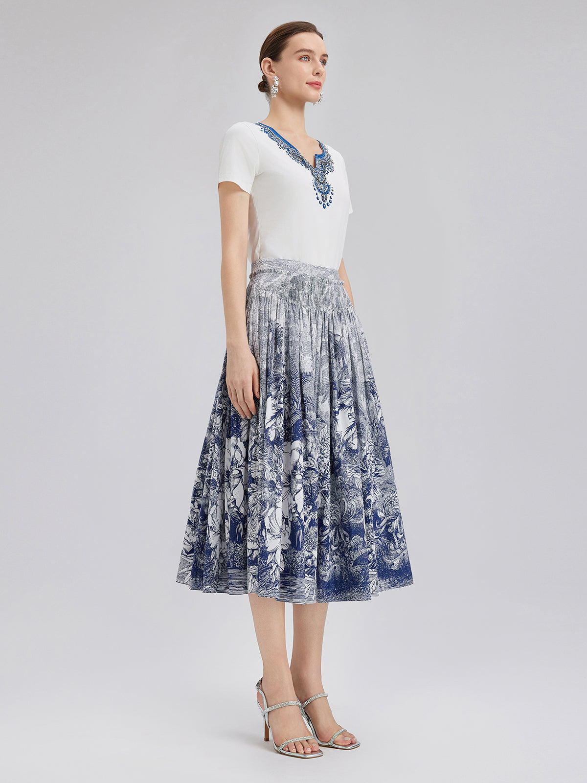 Pamuklu Desenli El İşlemeli Boncuklu Tişört