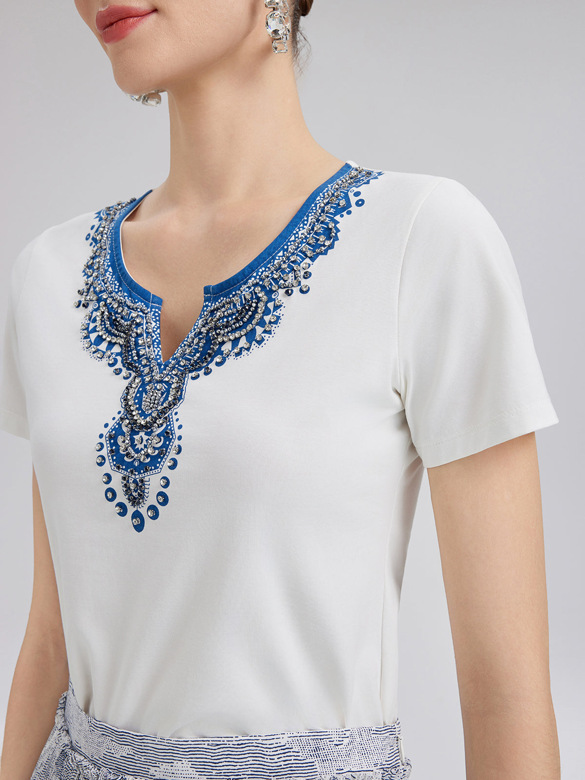 Pamuklu Desenli El İşlemeli Boncuklu Tişört