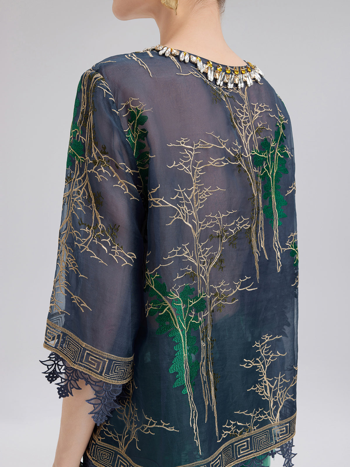 İpek Nakışlı Dantel Kenarlı Gömlek