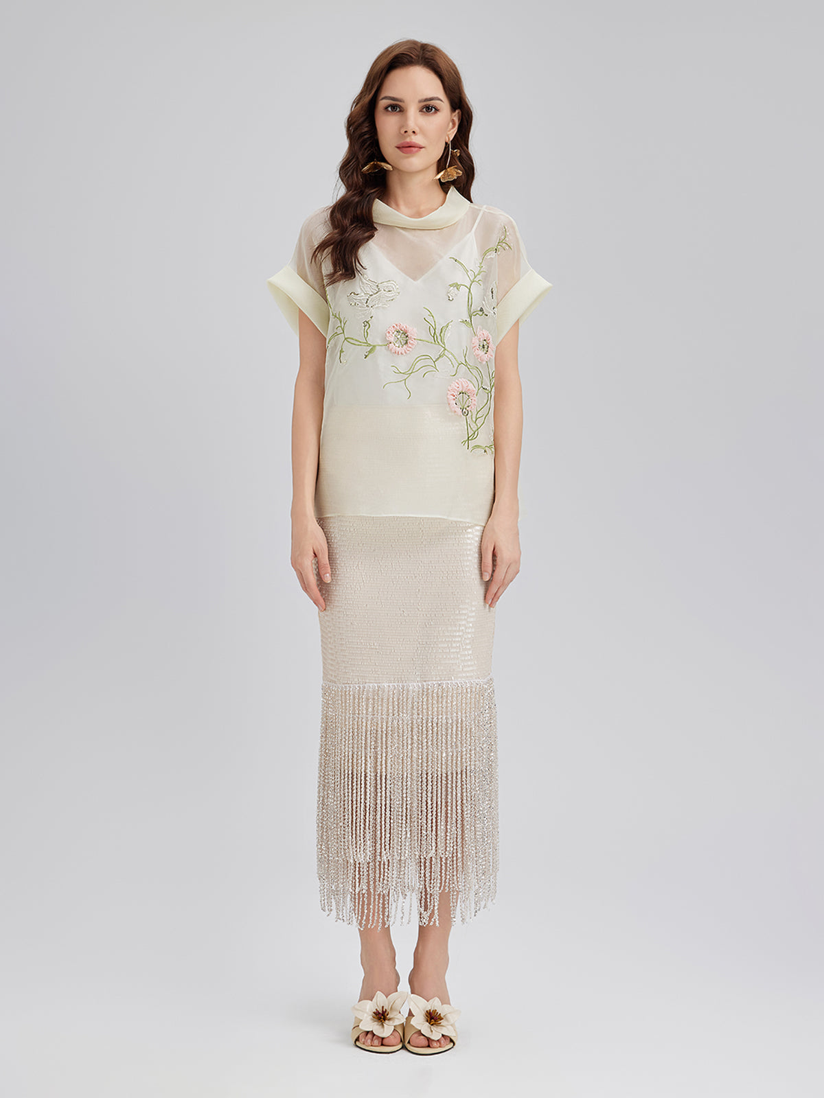 İpek 3 Boyutlu Pullu Nakışlı Kısa Kollu Bluz