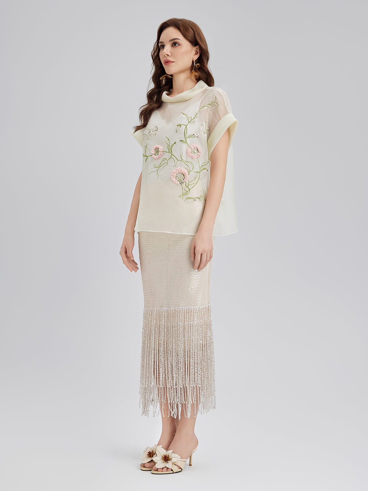 İpek 3 Boyutlu Pullu Nakışlı Kısa Kollu Bluz